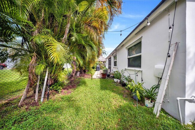 Building Photo - 15450 SW 143rd Ave