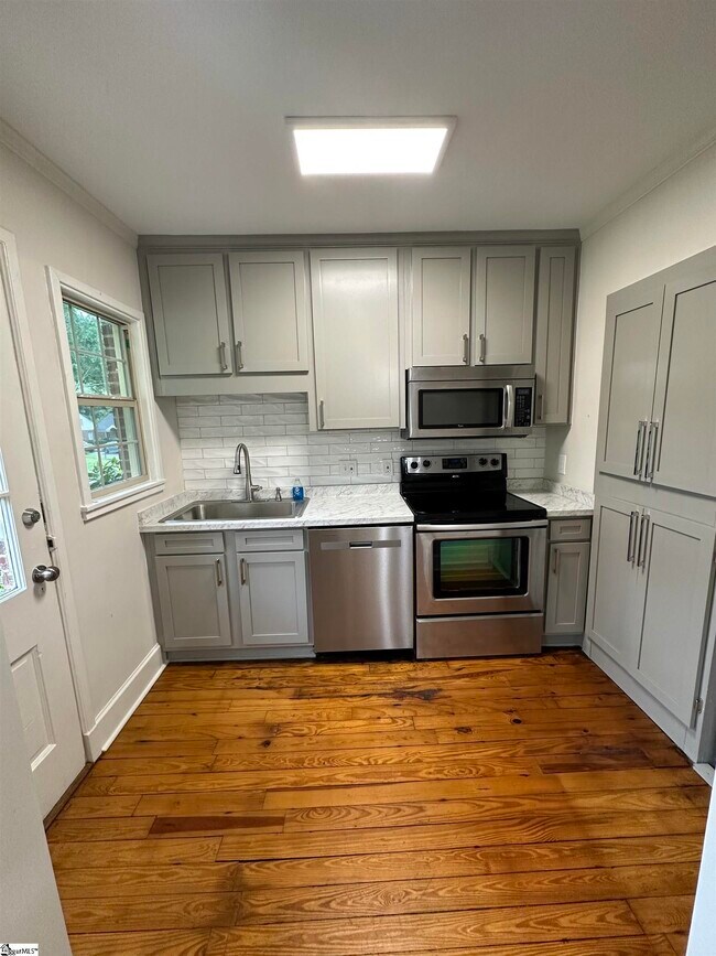 Building Photo - 600 University Ridge