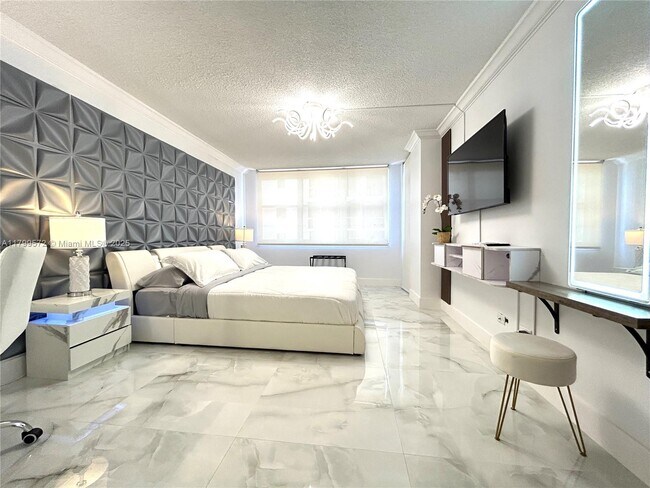 Building Photo - 6039 Collins Ave