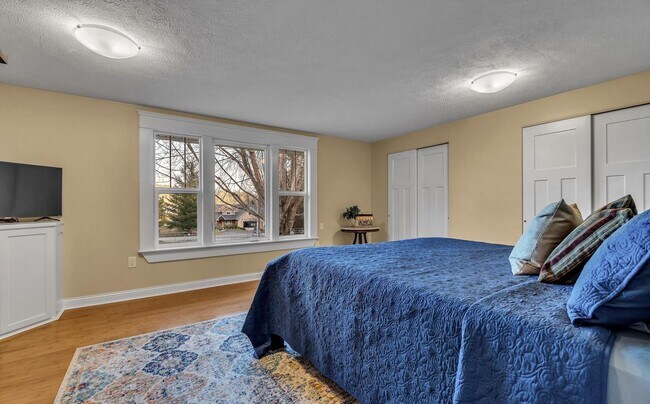 Building Photo - Hauser Lake View Home With Shop