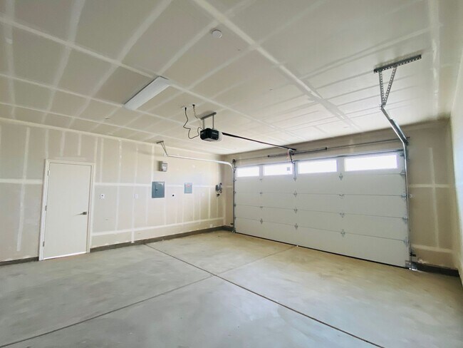 Building Photo - COMING SOON! $2,750 Ashlan & Highland, 4 B...