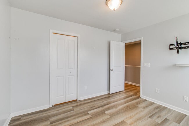 Building Photo - 1108 Lake Village Dr