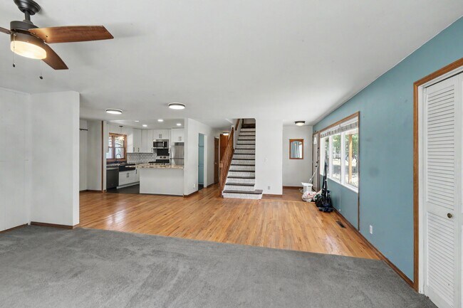 Building Photo - 305 Mesa Dr