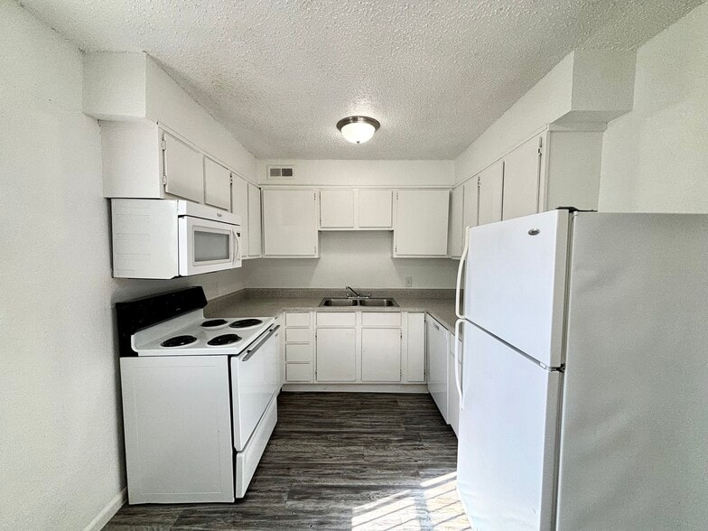 Building Photo - Candlewood Apartments