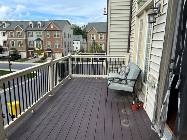 Building Photo - Gorgeous 4-Bed 3.5-Bath Townhouse next to ...