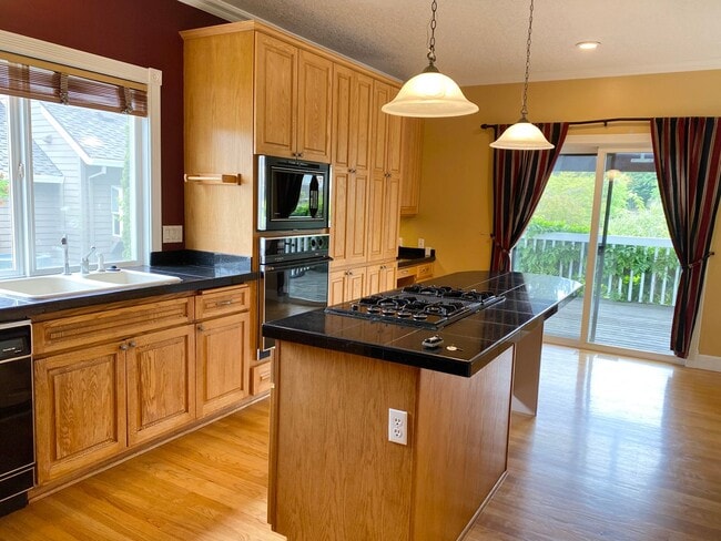 Building Photo - Beautiful custom home in Lakeshore Estates