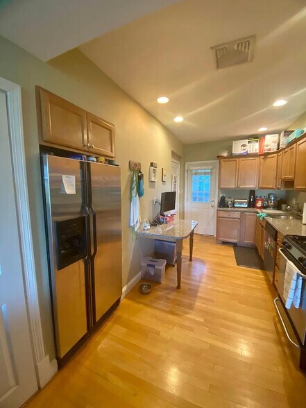 Building Photo - 33 Main St