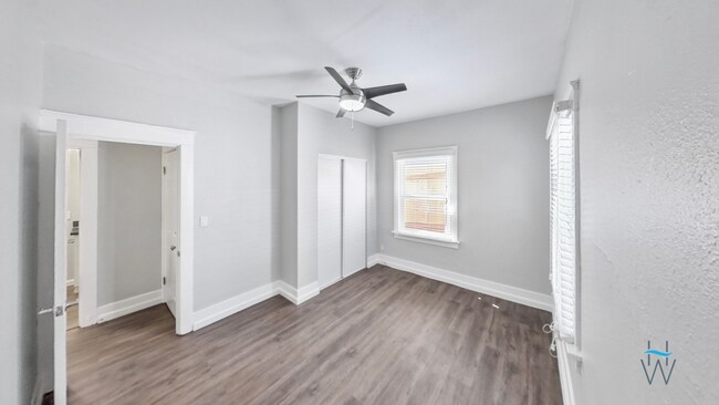 Building Photo - Renovated 2bd/1ba with huge kitchen & full...
