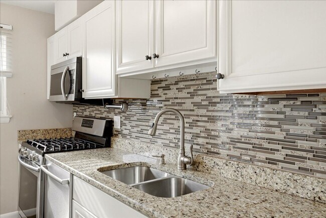 Building Photo - 5481 Saddler Ln