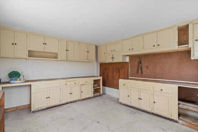 Building Photo - 1725 Hogar Dr