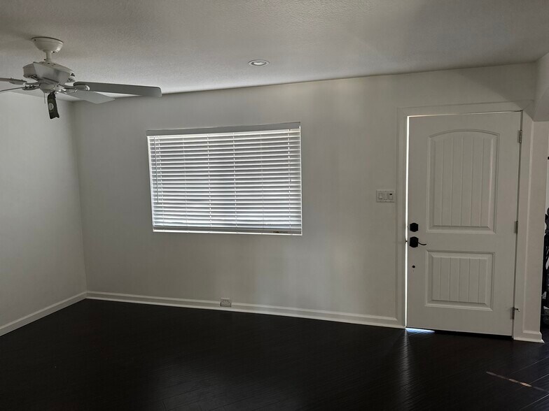 Building Photo - 264 Rosebay Dr