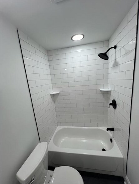 Building Photo - 2702 W 7th St