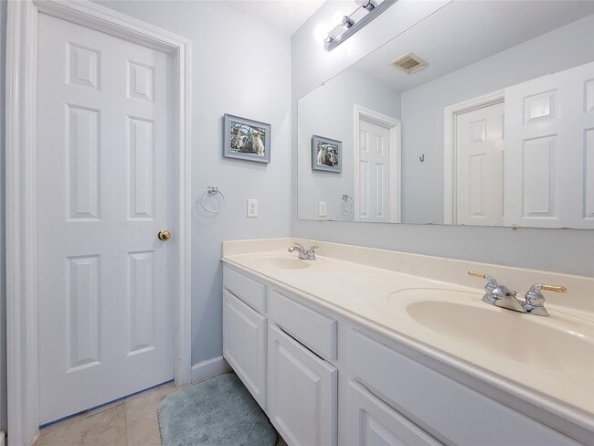 Building Photo - 15607 Tarpon Springs Ct