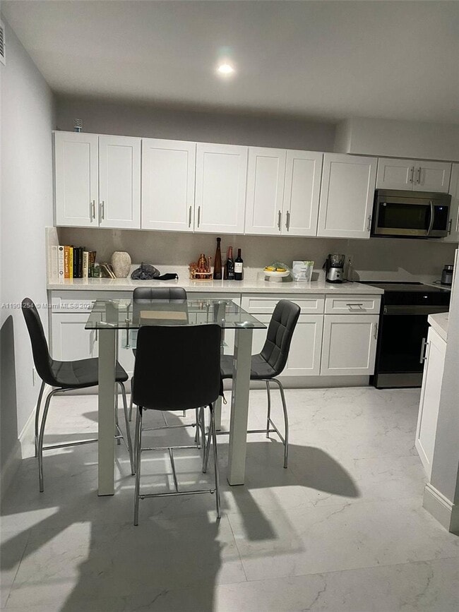 Building Photo - 833 Riverside Dr