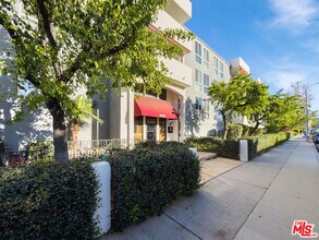 Building Photo - 5454 Zelzah Ave