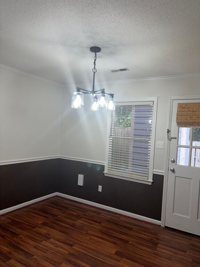 Building Photo - 2 BEDROOM CHARMER-PRIVATE PATIO- 2 brm  2.5 bath-Front Door Parking-On-site Pool-Outside storage-...