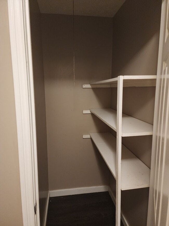 Building Photo - 2 bedroom 1 bath duplex