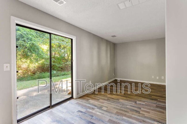 Building Photo - 5005 Hawthorne Ct