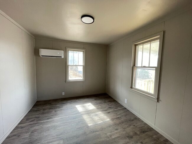 Building Photo - 802 E Church St