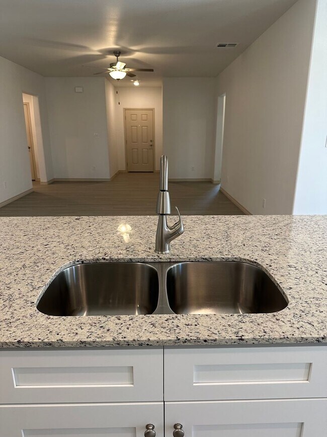 Building Photo - Fresh, Modern, and Move-In Ready!