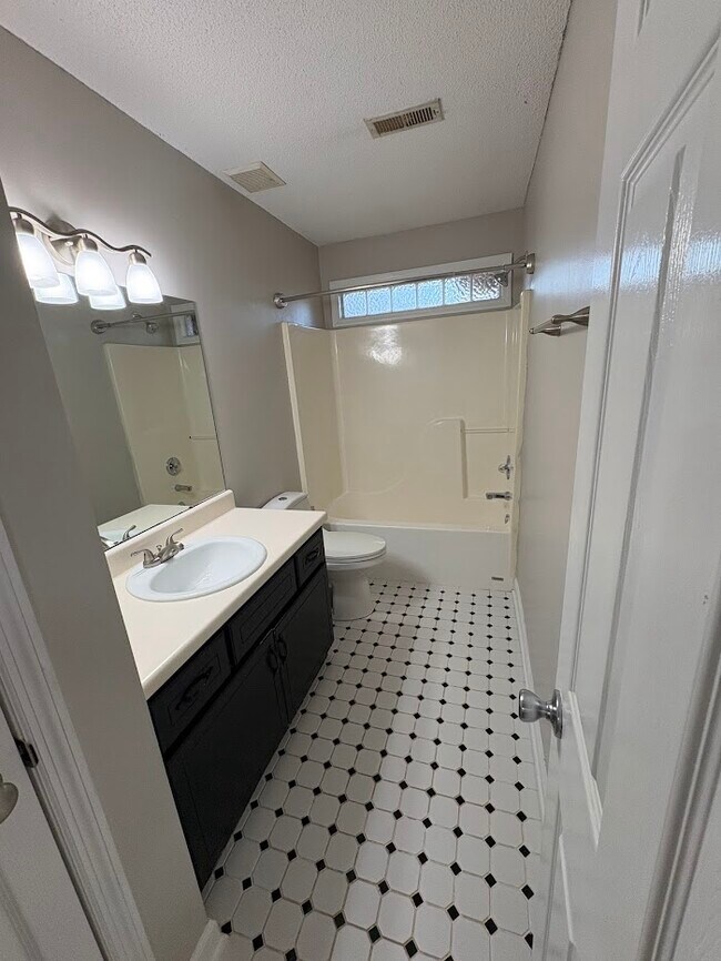 Building Photo - 103 Willow Green Dr