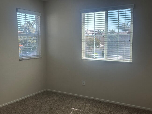 Building Photo - Charming 3 Bedroom, 2.5 Bath Home in North...
