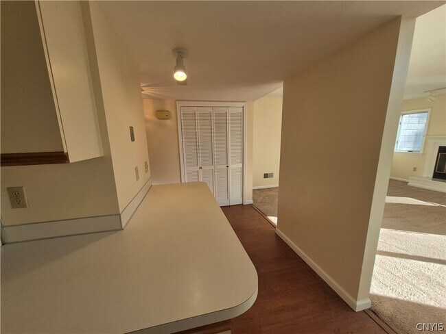 Building Photo - 435 Summerhaven Dr N