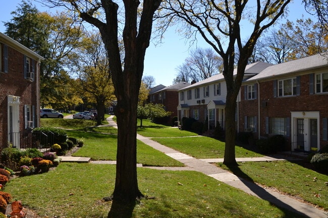 Building Photo - 28 Wedgewood Dr
