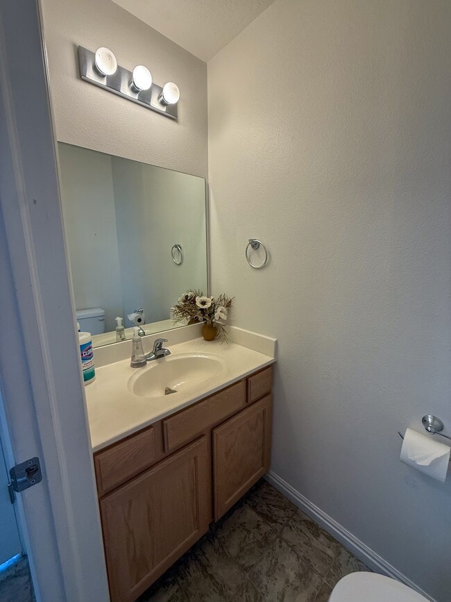 Building Photo - 884 Capital Ave