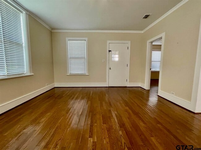 Building Photo - 328 Mockingbird Ln