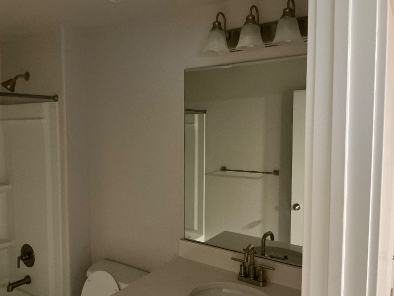 Building Photo - 816 N Hilltop Dr