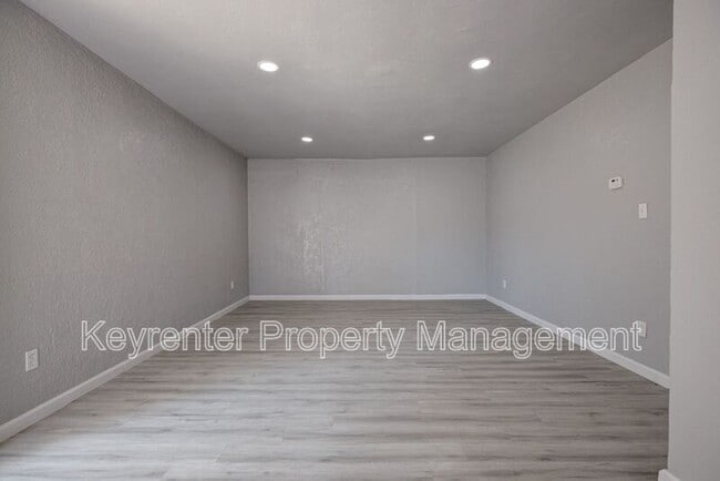 Building Photo - 1309 Crown Point Ave