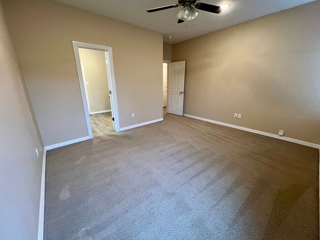 Building Photo - 3 Bedroom/2.5 Bathroom Townhome with Fence...