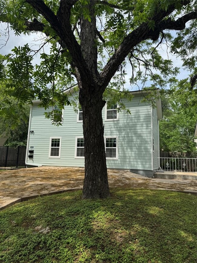 Building Photo - 1604 W 40th St