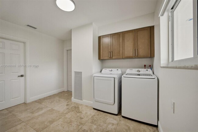 Building Photo - 13240 SW 70th Ave