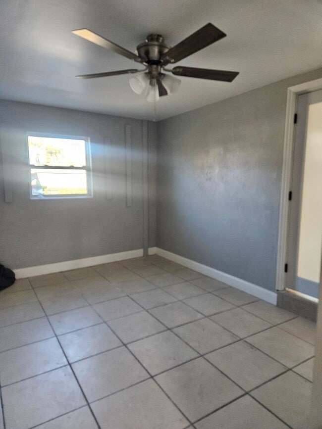 Building Photo - 838 Lewis Dr