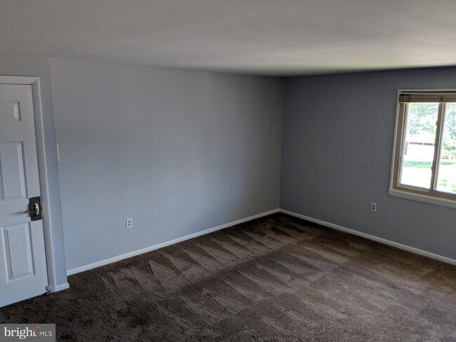 Building Photo - 250 Tanglewood Ln