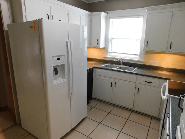 Building Photo - 2-bedroom, 1-bathroom Apartment w/ Basemen...