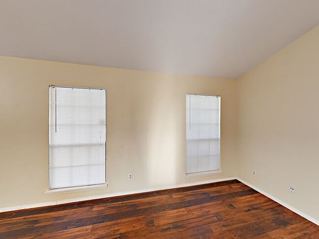Building Photo - No Application Fee* Plus $250 Off First 2 ...