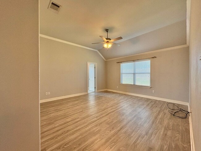 Building Photo - Available Now! Stunning 3 Bedroom 2 Bath i...