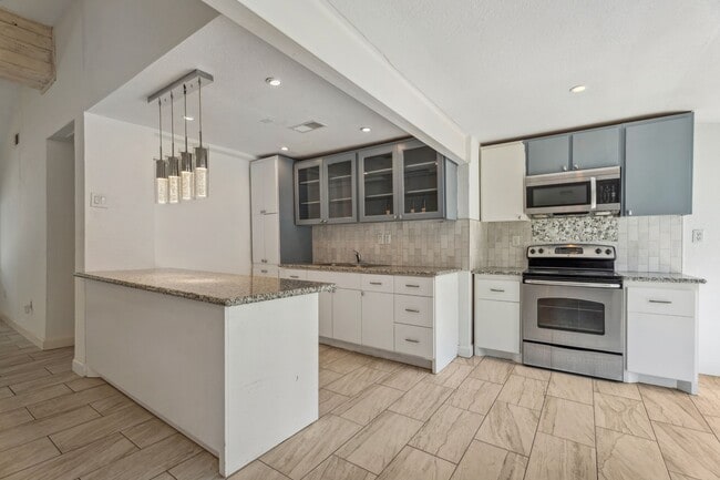 Building Photo - 6414 Crestridge St