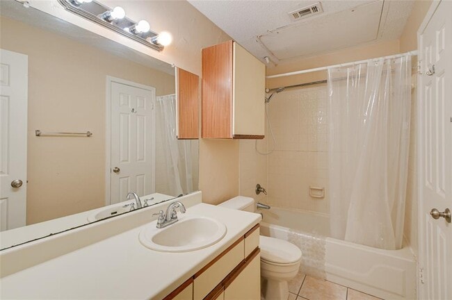 Building Photo - 807 W 25th St