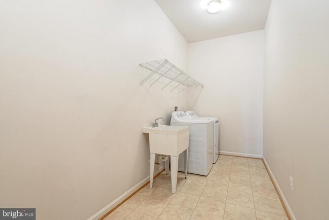 Building Photo - 42038 Cherish Ct