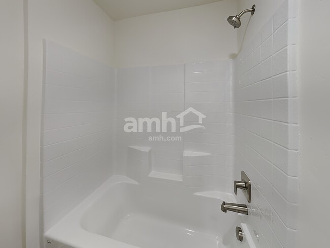 Building Photo - 1317 N Barkvine Ave