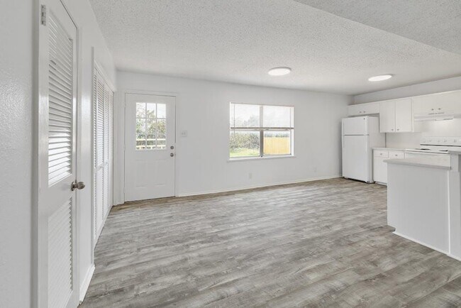 Building Photo - 5211 Thunderbird St