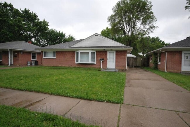 Primary Photo - 1136 E Barrett Ave