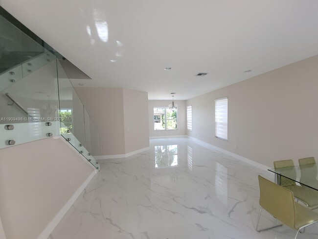 Building Photo - 5337 SW 183rd Ave