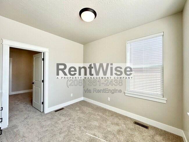 Building Photo - 5845 W Sprig Dr