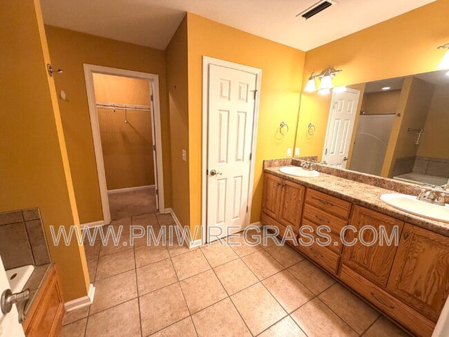 Building Photo - 201 Windsor Garden Dr