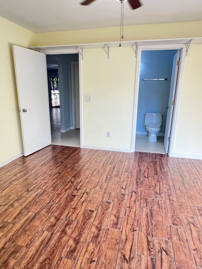 Building Photo - Introducing a charming condo in the heart of Wilmington, NC.